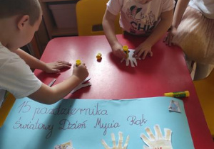 Dzieci podczas wykonywania elementów do plakatu.